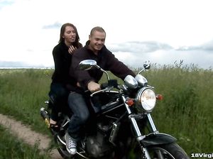 Парень ебет Алису на крутом мотоцикле в поле