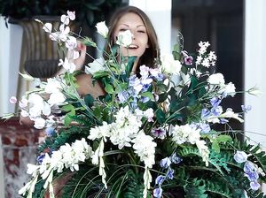 Марьяна вставила вибратор в дырку