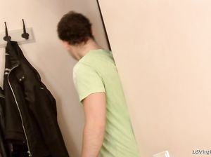 Луиза смачно пососала писюн