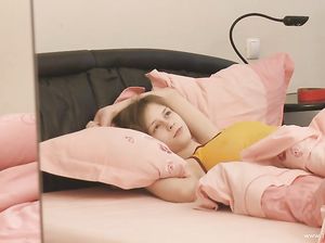 Мастурбация худенькой молодой девушки в спальне