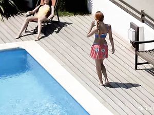 Рыжеволосая лесбиянка садится пиздой на лицо девки