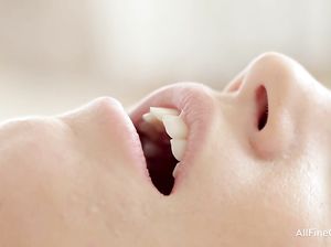 Эмма кричит от оральных ласк Ксюши