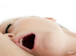 Эмма кричит от оральных ласк Ксюши