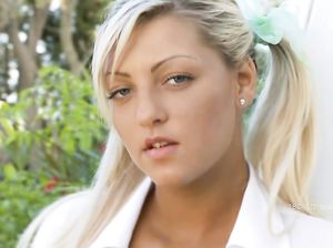 Шаловливая Наташа вставила стеклянный страпон