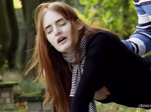 Рыжую студентку чувак шпилит прямо в парке