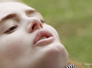 Рыжую студентку чувак шпилит прямо в парке