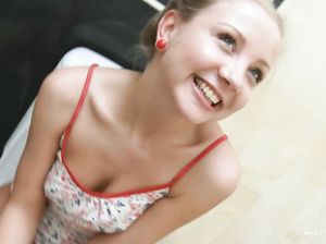 После туалета, 18-летняя сучка мастурбирует пизду в душевой кабинке