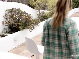 Дарья сосет член парня в очках