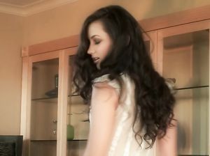 Черноволосая девчонка ебет свою киску вибратором