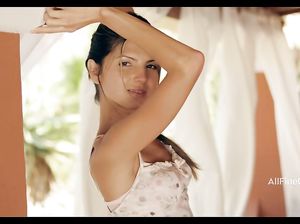 Александра полила тело маслом и онанирует