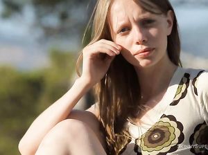 Худая девчонка трогает клитор на берегу