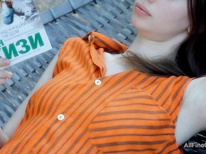 Худышка Галина долбит пальцем вагину