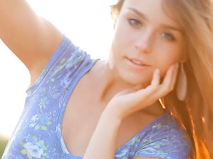 Света сняла с себя одежду и показала тело