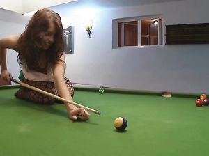 Девка в ажурных колготках подрочила на бильярдном столе