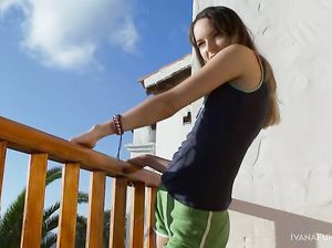 Юля вышла на балкон чтобы подрочить