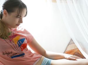 Телка с маленькой грудью ласкает вагину