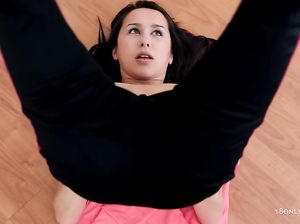 Спортивная Даша балдеет от мастурбации