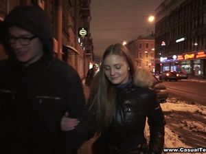 Очкарик познакомился на улице и трахнул милую девчонку с улицы