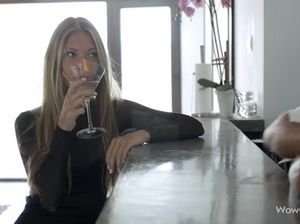 Нежная русская девушка с тонкой талией красиво трахается с парнем