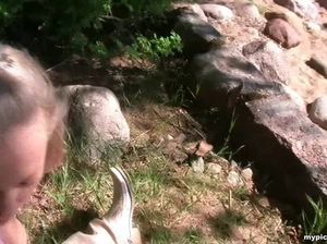 Нескромная русская блондинка получила деньги за секс на природе