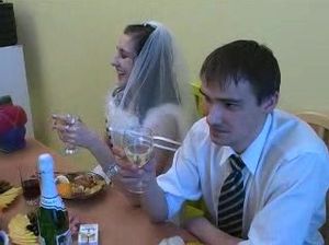 Проворный друг жениха трахнул невесту в чулках под конец застолья