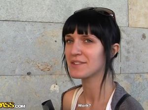 Меркантильная шлюшка повелась на секс за деньги в парке
