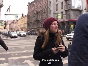 Жгучая шлюшка соглашается на трах с двумя пикаперами