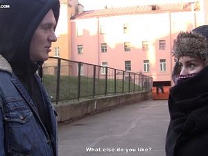 Легкодоступная русская девка повелась на секс за деньги с двумя парнями