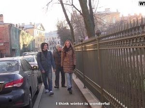 Легкодоступная русская девка повелась на секс за деньги с двумя парнями