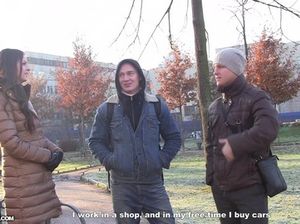 Легкодоступная русская девка повелась на секс за деньги с двумя парнями