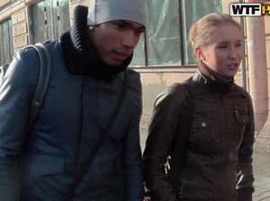 Милашка трахается за деньги в туалете с возбужденным русским мулатом