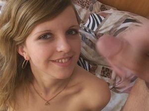 Хорошенькая девочка подросток Катя трахается в разных позах с другом