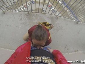 Девка отсосала на улице и занялась анальным сексом в подъезде с пикапером