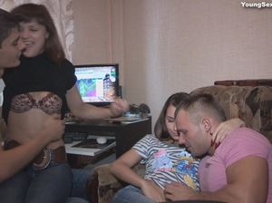 Развратные русские друзья устроили групповуху на домашней вечеринке
