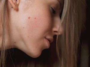 Ослепительные русские лесбиянки лижут друг другу в позе 69