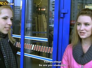 Танцовщица в чулках трахается в попку за деньги в своей студии