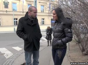 Красивая девушка Даша трахается с парнем после знакомства на улице