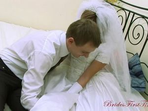 Неудержимый женишок ебет русскую невесту в белых чулочках
