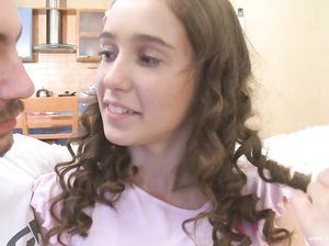 Наташа раздвинула жопу и дала парню