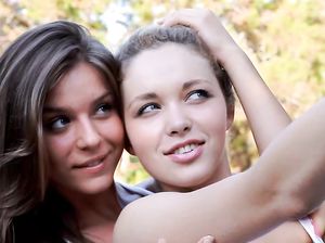 Самка с красивыми сиськами прилегла голая в гамак