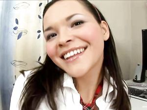 Смазливая 18 летняя сучка затрахала пизду страпоном