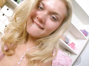 Похотливая девушка любит поиграть со своей киской