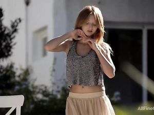 Цыпочка с красивой фигурой в прозрачном полотне на улице