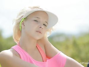 Красивая девушка занимается спортом без лифчика