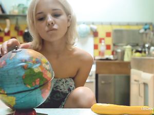 Жанна расставила ноги и трахнула себя игрушечным бананом