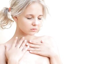 Очаровательная девушка раздвинула ноги и подрочила себе