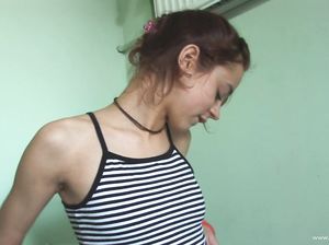 Худенькая девчонка ласкает письку на унитазе