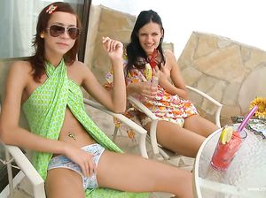 Девахи трогают себе письки на террасе