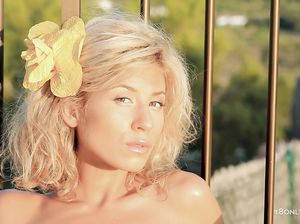 Очень худая самка вставляет в вагину тонкие пальцы