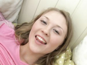 Заводная девчонка шпилит сама себя игрушкой